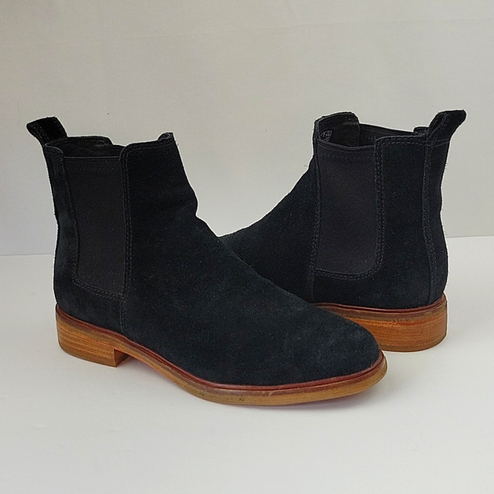 Clarks Suede Chelsea Boot w/ Stretch Panels Black Size 8